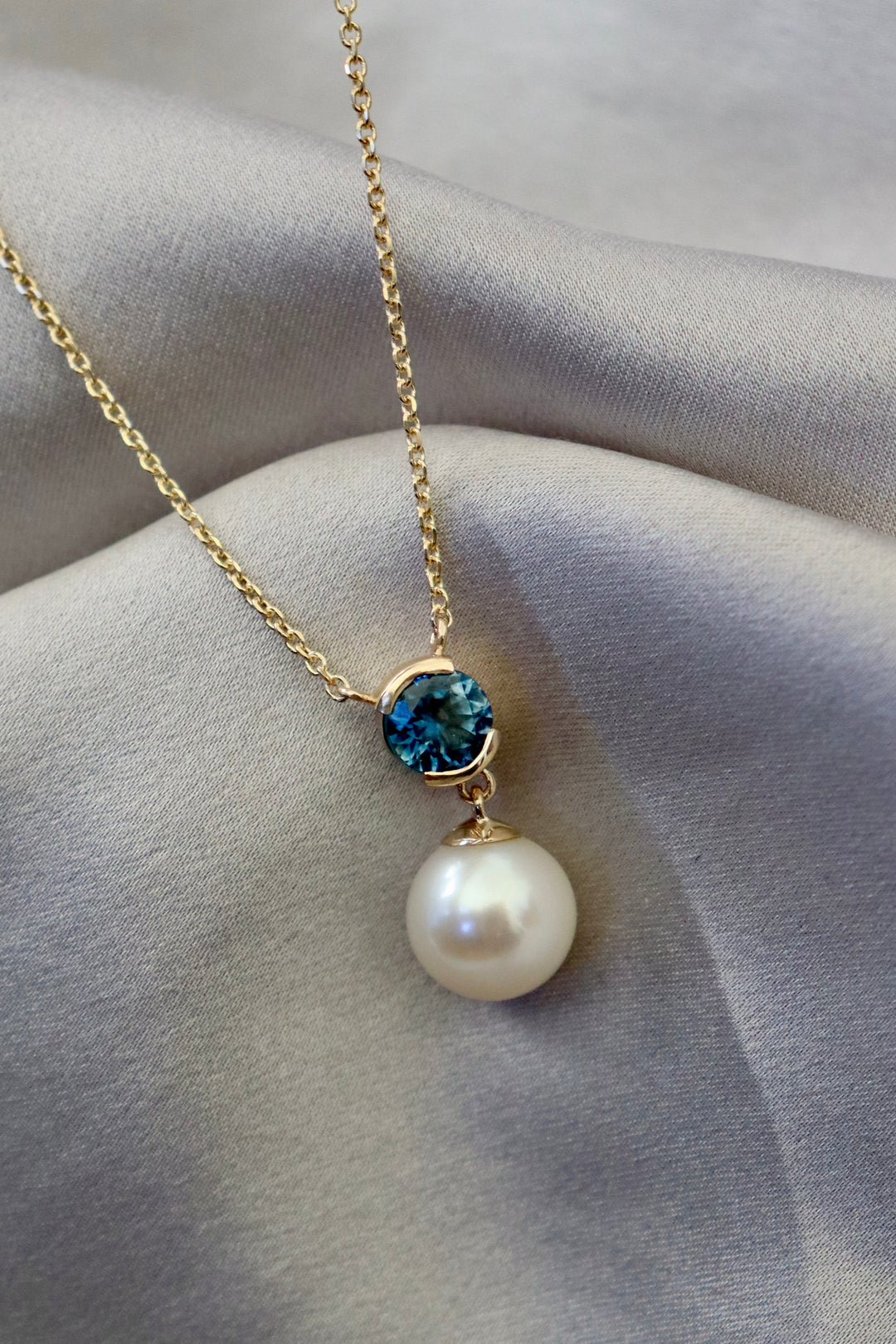 0.80ct Montana Sapphire & Pearl Necklace in 14K Yellow Gold